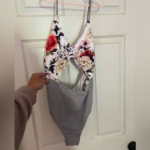 Cupshe floral one piece swimsuit NWT Medium